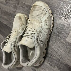 On cloud women white Athletic Shoes